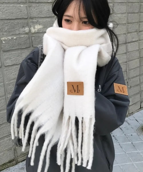 MUCENT(ムセント)/ボリューム フリンジ マフラー ロゴパッチ付き/SIGNATURE MUFFLER | AT6254043 | アイボリー