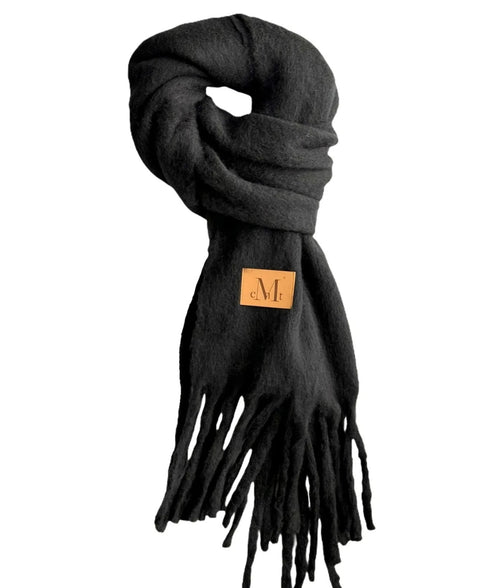 MUCENT(ムセント)/ボリューム フリンジ マフラー ロゴパッチ付き/SIGNATURE MUFFLER | AT6254043 | ブラック