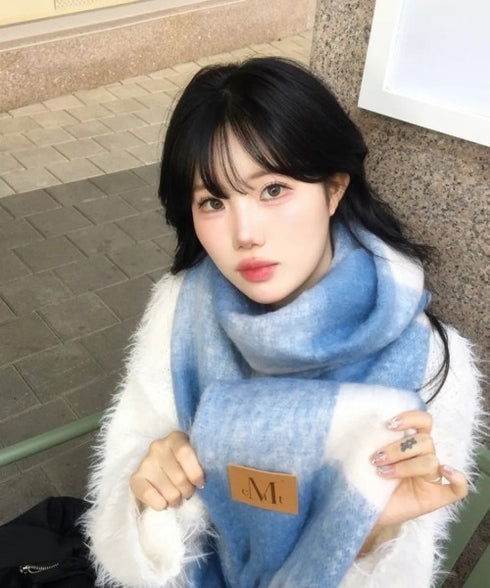 MUCENT(ムセント)/ボリューム フリンジ マフラー ロゴパッチ付き/SIGNATURE MUFFLER | AT6254043 | ブルー系その他