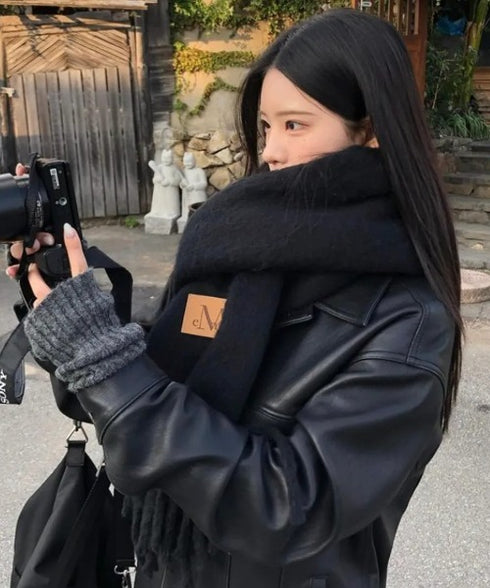 MUCENT(ムセント)/ボリューム フリンジ マフラー ロゴパッチ付き/SIGNATURE MUFFLER | AT6254043 | ブラック