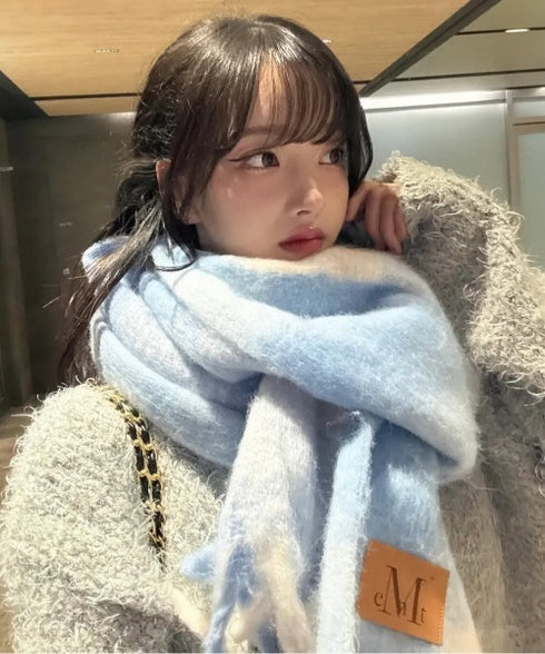 MUCENT(ムセント)/ボリューム フリンジ マフラー ロゴパッチ付き/SIGNATURE MUFFLER | AT6254043 | ブルー系その他