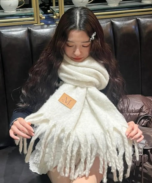 MUCENT(ムセント)/ボリューム フリンジ マフラー ロゴパッチ付き/SIGNATURE MUFFLER | AT6254043 | アイボリー