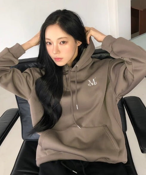 MUCENT(ムセント)/ロゴ刺繍 ベーシック フーディ パーカー/SIGNATURE BASIC LOGO HOOD T | AT2254044 | モカ