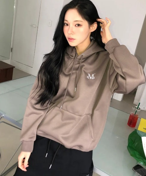 MUCENT(ムセント)/ロゴ刺繍 ベーシック フーディ パーカー/SIGNATURE BASIC LOGO HOOD T | AT2254044 | モカ