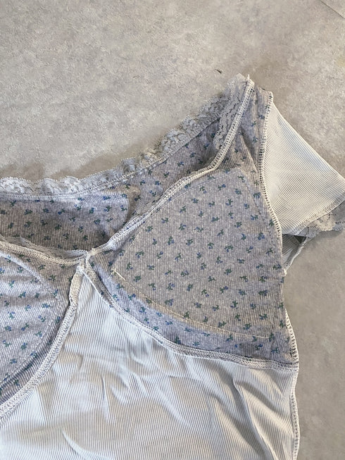 パッド付き小花柄VネックTシャツ | SL2252608 | グレー