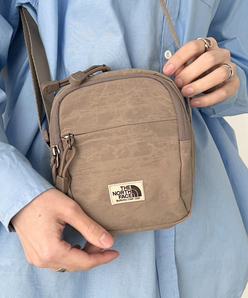 THE NORTH FACE(ザ・ノースフェイス)/長さ調整可能 軽量 ワンポイント ショルダー クロス ミニバッグ/STANDARD CROSS BAG S | IM1254073 | ブラウン