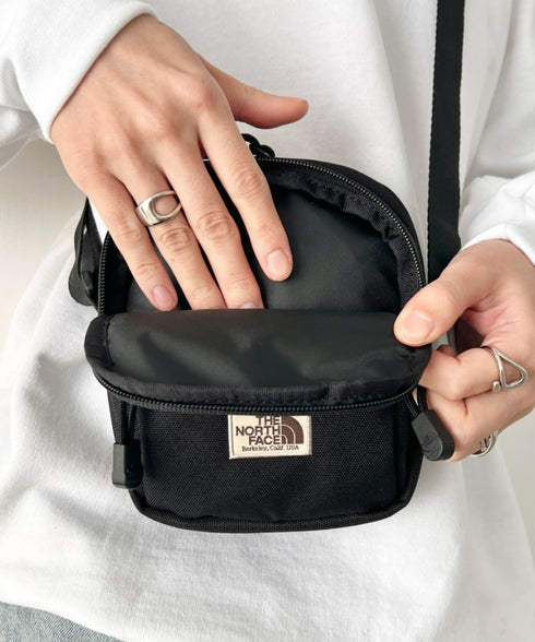 THE NORTH FACE(ザ・ノースフェイス)/長さ調整可能 軽量 ワンポイント ショルダー クロス ミニバッグ/STANDARD CROSS BAG S | IM1254073 | ブラック