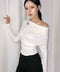 MUCENT(ムセント)/オフショルダー ドレープ アンバランス ロングスリーブ Tシャツ/LIVRE OFF SHOULDER UNBALANCE LONG SLEEVE T | AT2261003 | アイボリー