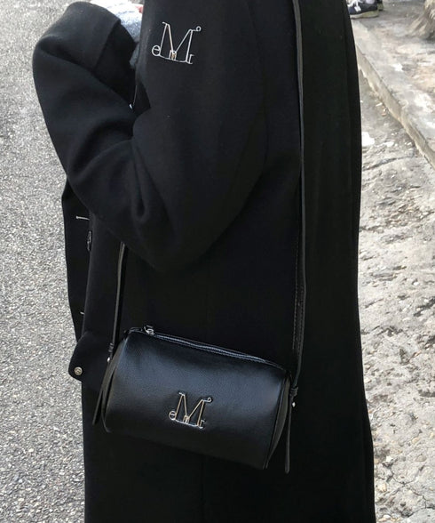 MUCENT(ムセント)/軽量 コンパクト メタルロゴ ミニ ショルダーバッグ/ARA METAL LOGO MINI SHOULDER BAG | AT1261016 | ブラック