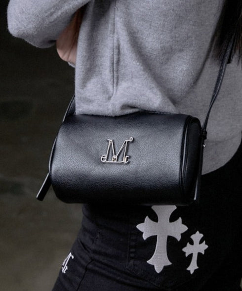 MUCENT(ムセント)/軽量 コンパクト メタルロゴ ミニ ショルダーバッグ/ARA METAL LOGO MINI SHOULDER BAG | AT1261016 | ブラック