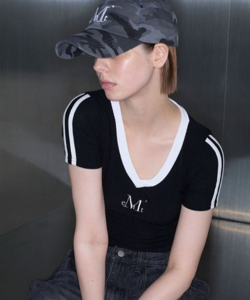 MUCENT(ムセント)/Vネック ライン クロップド ハーフ スリーブ Tシャツ/BINDING TRACK LINE HALF SLEEVE T | AT2261035 | ブラック