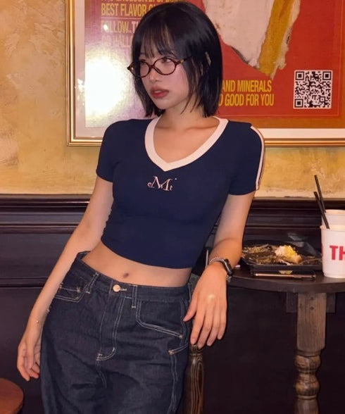 MUCENT(ムセント)/Vネック ライン クロップド ハーフ スリーブ Tシャツ/BINDING TRACK LINE HALF SLEEVE T | AT2261035 | ネイビー
