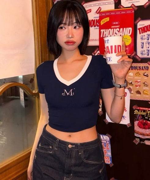 MUCENT(ムセント)/Vネック ライン クロップド ハーフ スリーブ Tシャツ/BINDING TRACK LINE HALF SLEEVE T | AT2261035 | ネイビー