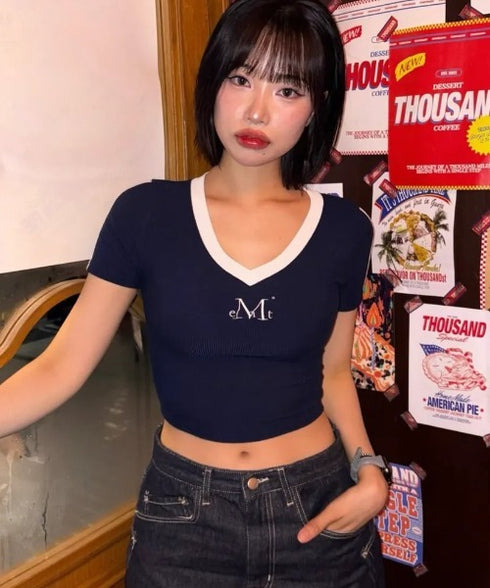 MUCENT(ムセント)/Vネック ライン クロップド ハーフ スリーブ Tシャツ/BINDING TRACK LINE HALF SLEEVE T | AT2261035 | ネイビー