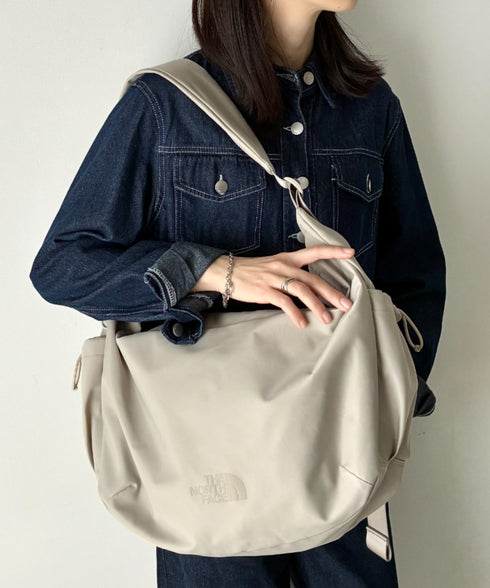 【】THE NORTH FACE(ザ・ノースフェイス)/軽量 大容量 ロゴプリント ホーボーバッグ ショルダーバッグ/URBAN HOBO BAG L | IM1262003 | グレイッシュベージュ
