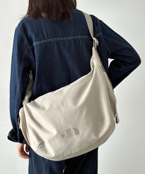 【】THE NORTH FACE(ザ・ノースフェイス)/軽量 大容量 ロゴプリント ホーボーバッグ ショルダーバッグ/URBAN HOBO BAG L | IM1262003 | グレイッシュベージュ