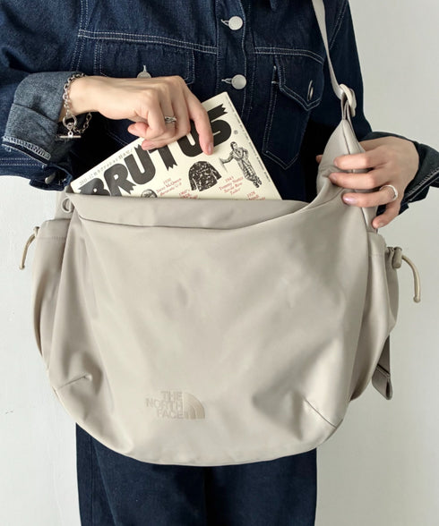 【】THE NORTH FACE(ザ・ノースフェイス)/軽量 大容量 ロゴプリント ホーボーバッグ ショルダーバッグ/URBAN HOBO BAG L | IM1262003 | グレイッシュベージュ