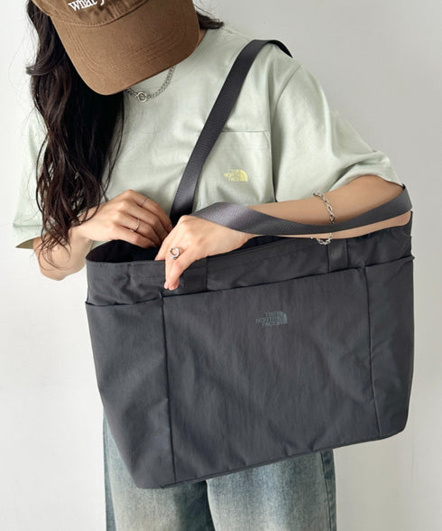 【】THE NORTH FACE(ザ・ノースフェイス)/PC A4収納可 大容量 トートバッグ ロゴプリント / LINDEN TOTE BAG | IM1262021 | チャコールグレー