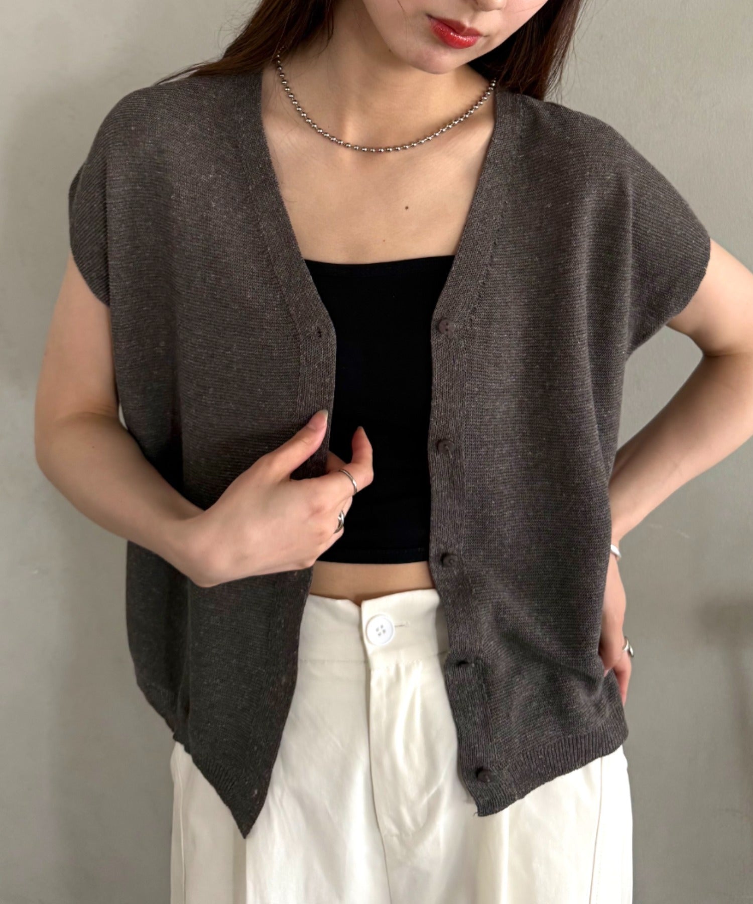 Vネックノースリーブニットトップス | MD2265078 | グレー – Outfitter lab