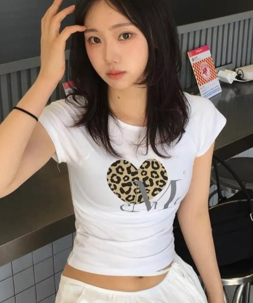 MUCENT(ムセント)/レオパード ヒョウ柄 ハート ハーフ クロップド Tシャツ トップス/SIERRA LEOPARD HEART HALF T UNISEX | AT2262062 | ホワイト