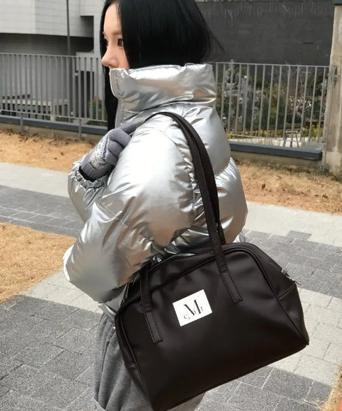MUCENT(ムセント)/軽量 A4収納可 ロゴパッチ ショルダー トートバッグ/TIVE LEATHER SHOULDER BAG UNISEX | AT1262071 | ブラウン
