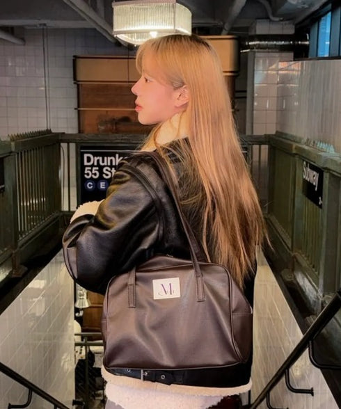 MUCENT(ムセント)/軽量 A4収納可 ロゴパッチ ショルダー トートバッグ/TIVE LEATHER SHOULDER BAG UNISEX | AT1262071 | ブラウン