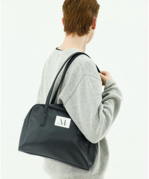 MUCENT(ムセント)/軽量 A4収納可 ロゴパッチ ショルダー トートバッグ/TIVE LEATHER SHOULDER BAG UNISEX | AT1262071 | ブラック