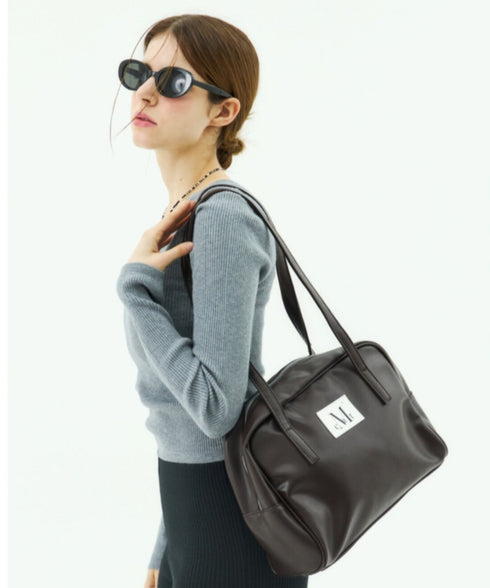 MUCENT(ムセント)/軽量 A4収納可 ロゴパッチ ショルダー トートバッグ/TIVE LEATHER SHOULDER BAG UNISEX | AT1262071 | ブラウン