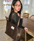 MUCENT(ムセント)/軽量 A4サイズ収納可 ロゴパッチ サイド ジッパー ショルダー トート バッグ/RIENNE SIDE ZIPPER LEATHER SHOULDER BAG | AT1262072 | ブラウン