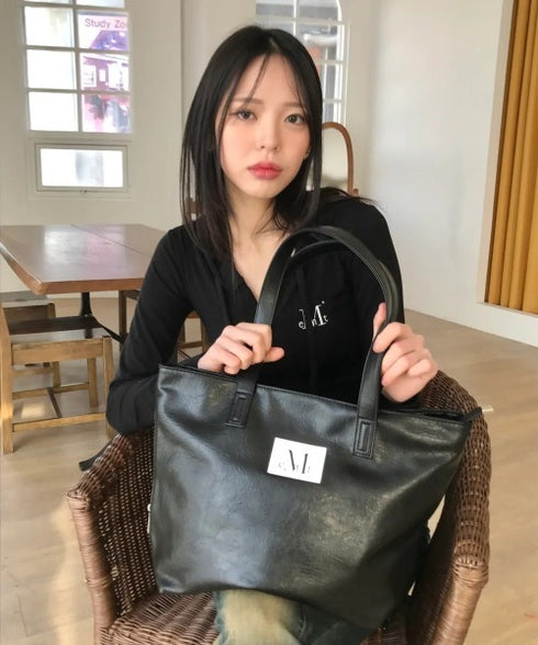 MUCENT(ムセント)/軽量 A4サイズ収納可 ロゴパッチ サイド ジッパー ショルダー トート バッグ/RIENNE SIDE ZIPPER LEATHER SHOULDER BAG | AT1262072 | ブラック