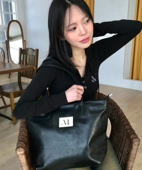 MUCENT(ムセント)/軽量 A4サイズ収納可 ロゴパッチ サイド ジッパー ショルダー トート バッグ/RIENNE SIDE ZIPPER LEATHER SHOULDER BAG | AT1262072 | ブラック