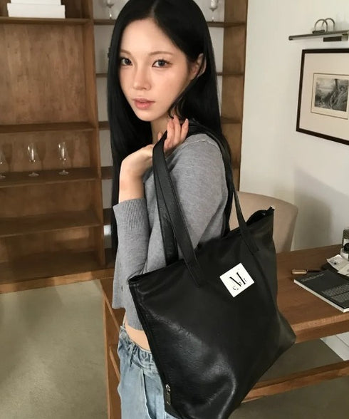MUCENT(ムセント)/軽量 A4サイズ収納可 ロゴパッチ サイド ジッパー ショルダー トート バッグ/RIENNE SIDE ZIPPER LEATHER SHOULDER BAG | AT1262072 | ブラック