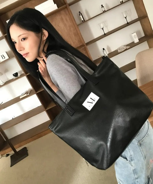 MUCENT(ムセント)/軽量 A4サイズ収納可 ロゴパッチ サイド ジッパー ショルダー トート バッグ/RIENNE SIDE ZIPPER LEATHER SHOULDER BAG | AT1262072 | ブラック