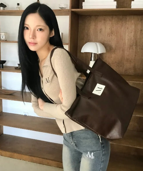 MUCENT(ムセント)/軽量 A4サイズ収納可 ロゴパッチ サイド ジッパー ショルダー トート バッグ/RIENNE SIDE ZIPPER LEATHER SHOULDER BAG | AT1262072 | ブラウン