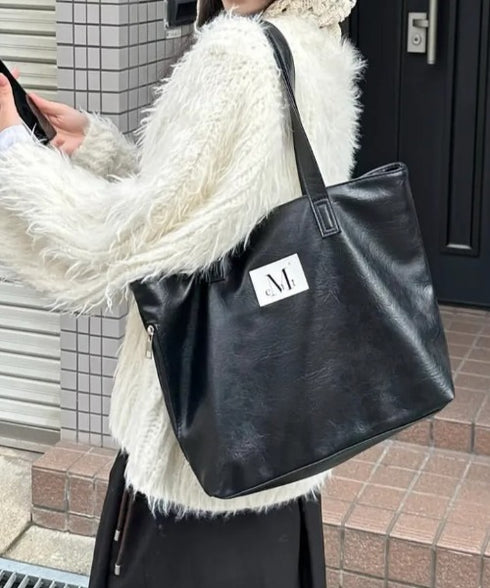 MUCENT(ムセント)/軽量 A4サイズ収納可 ロゴパッチ サイド ジッパー ショルダー トート バッグ/RIENNE SIDE ZIPPER LEATHER SHOULDER BAG | AT1262072 | ブラック