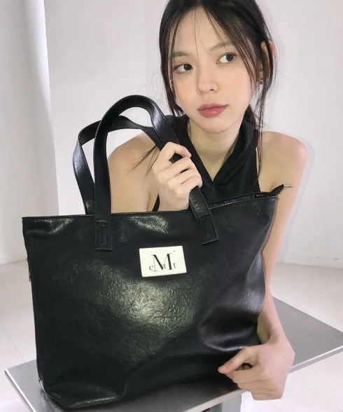 MUCENT(ムセント)/軽量 A4サイズ収納可 ロゴパッチ サイド ジッパー ショルダー トート バッグ/RIENNE SIDE ZIPPER LEATHER SHOULDER BAG | AT1262072 | ブラック