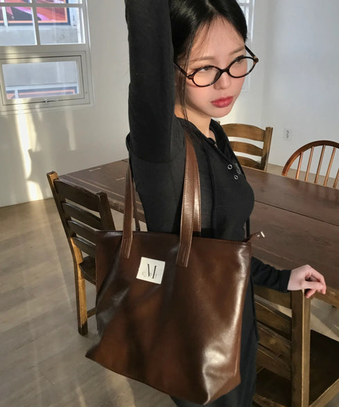 MUCENT(ムセント)/軽量 A4サイズ収納可 ロゴパッチ サイド ジッパー ショルダー トート バッグ/RIENNE SIDE ZIPPER LEATHER SHOULDER BAG | AT1262072 | ブラウン