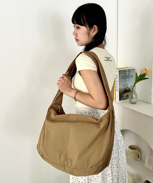 【A4収納可・軽量】大容量ムーンショルダーバッグ | WR1265066 | ブラウン