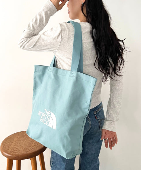 THE NORTH FACE(ザ・ノースフェイス)/A4対応 大容量 ロゴプリント コットン キャンバストートバッグ/TNF LOGO COTTON BAG M | IM1262087 | ターコイズブルー