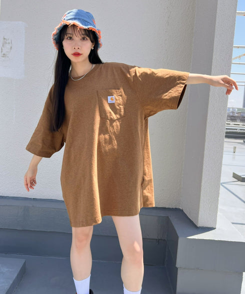 Carhartt(カーハート) /USA規格 ヘビーウェイト ルーズフィット ポケT ビッグサイズ オーバーサイズ ユニセックス ポケット付き コットン 半袖 Tシャツ 5部袖 1/2スリーブ | L2202001 | ブラウン