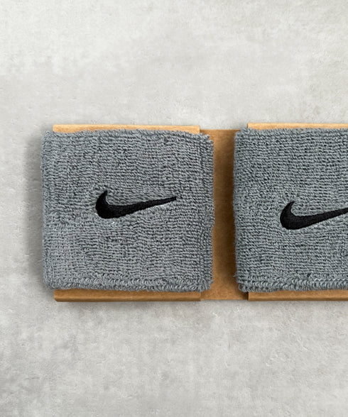 NIKE(ナイキ)/2個セット スウッシュ 刺繍 無地 リストバンド 2パック | IL4212001 | ダークグレー