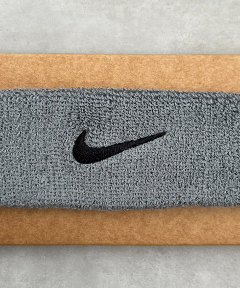 NIKE(ナイキ)/スウッシュ 刺繍 無地 ヘアバンド ヘッドバンド | IL4212003 | ダークグレー