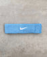 NIKE(ナイキ)/スウッシュ 刺繍 無地 ヘアバンド ヘッドバンド | IL4212003 | ライトブルー