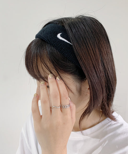 NIKE(ナイキ)/スウッシュ 刺繍 無地 ヘアバンド ヘッドバンド | IL4212003 | ブラック