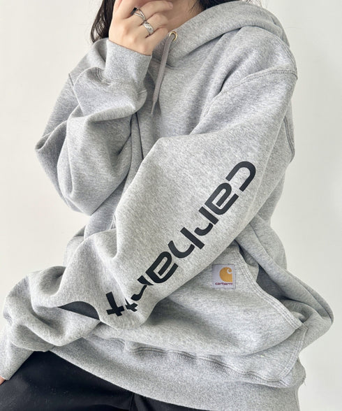 Carhartt(カーハート)/ ルーズフィット 袖ロゴ パーカー スウェット フーディー ミッドウエイト オーバーサイズ / K288 / Loose Fit Midweight Logo Sleeve Graphic Sweatshirt | IL2224045 | グレー