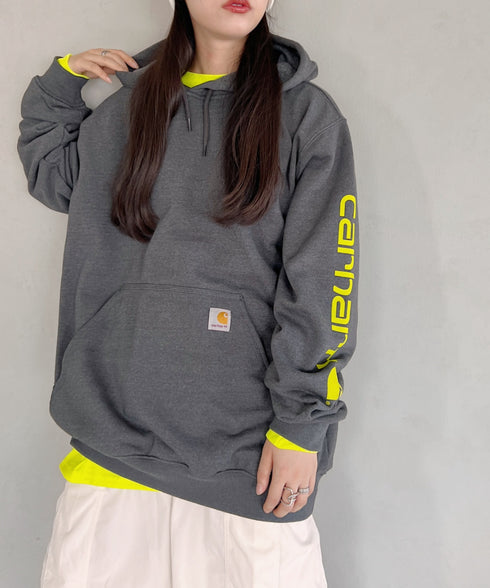 Carhartt(カーハート)/ ルーズフィット 袖ロゴ パーカー スウェット フーディー ミッドウエイト オーバーサイズ / K288 / Loose Fit Midweight Logo Sleeve Graphic Sweatshirt | IL2224045 | チャコールグレー