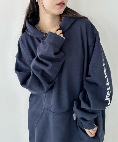 Carhartt(カーハート)/ ルーズフィット 袖ロゴ パーカー スウェット フーディー ミッドウエイト オーバーサイズ / K288 / Loose Fit Midweight Logo Sleeve Graphic Sweatshirt | IL2224045 | ネイビー
