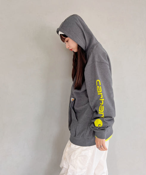 Carhartt(カーハート)/ ルーズフィット 袖ロゴ パーカー スウェット フーディー ミッドウエイト オーバーサイズ / K288 / Loose Fit Midweight Logo Sleeve Graphic Sweatshirt | IL2224045 | チャコールグレー