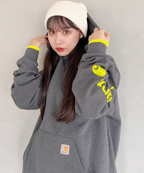 Carhartt(カーハート)/ ルーズフィット 袖ロゴ パーカー スウェット フーディー ミッドウエイト オーバーサイズ / K288 / Loose Fit Midweight Logo Sleeve Graphic Sweatshirt | IL2224045 | チャコールグレー