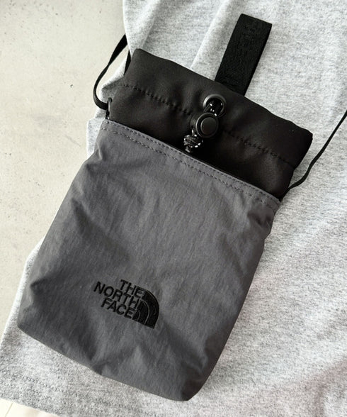 国内未発売 THE NORTH FACE(ザ・ノースフェイス)/ストリングギャザーミニショルダー スマホショルダー ポーチ/SIMPLE STRING BAG MINI | IL1231017 | チャコール
